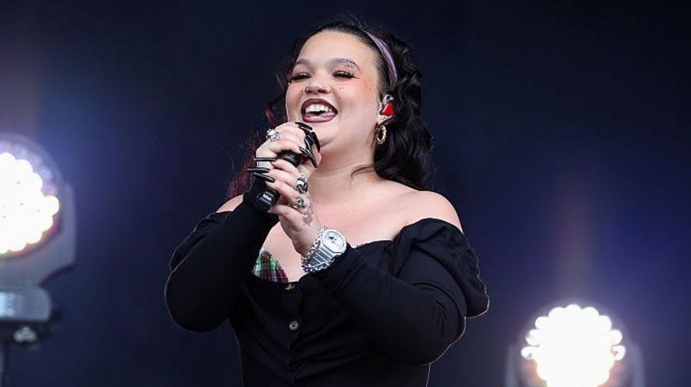Lola Young Makes Surprise Reading Festival Return After Performance Break
