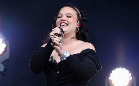 Lola Young Makes Surprise Reading Festival Return After Performance Break